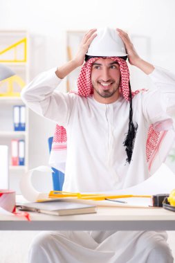 Arap mühendis yeni proje üzerinde çalışıyor