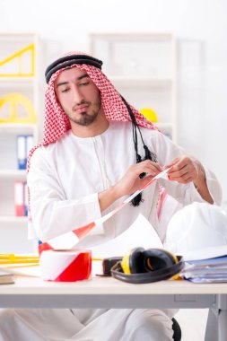 Arap mühendis yeni proje üzerinde çalışıyor