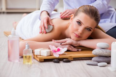 Salondaki spa prosedürü sırasında genç bir kadın.