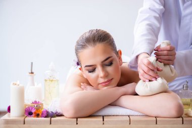 Kaplıcadaki masaj sırasında kadın