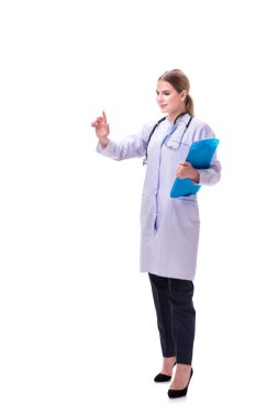 Genç kadın doktor beyaz arka planda izole edilmiş.