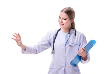 Genç kadın doktor beyaz arka planda izole edilmiş.