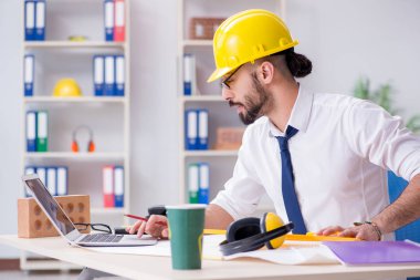 Stüdyosunda çalışan mimar yeni bir proje üzerinde çalışıyor.