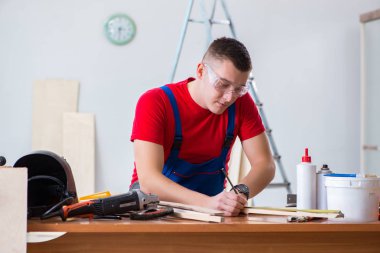 Müteahhit atölyede çalışıyor.