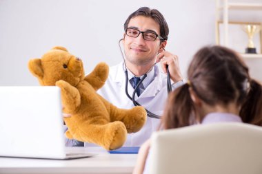 Küçük kız düzenli check-up için doktoru ziyaret ediyor.