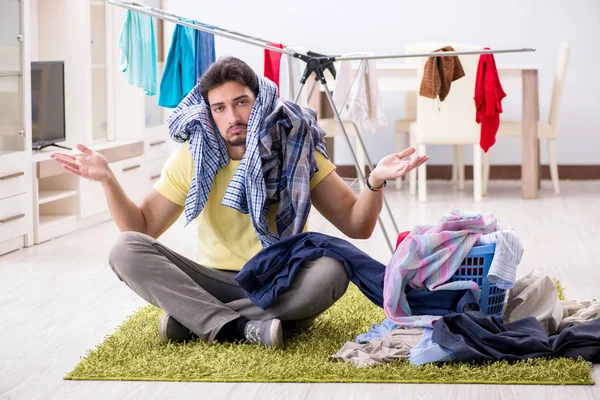 Bonito marido fazendo lavagem em casa — Fotografia de Stock