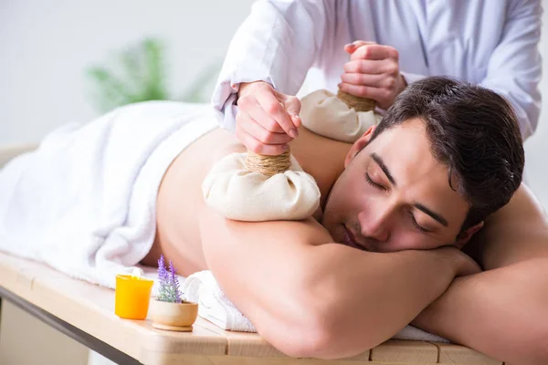 Uomo in spa godendo il suo tempo — Foto Stock