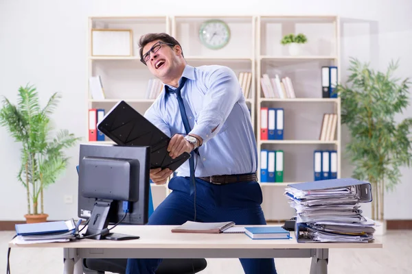 Kızgın işadamı çok fazla çalışmaktan bıktı.