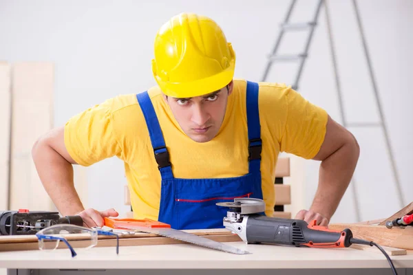 Fußbodenreparateur enttäuscht von seiner Arbeit — Stockfoto