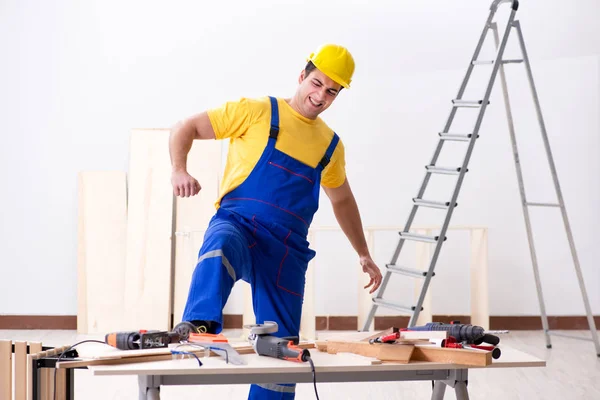 Fußbodenreparateur enttäuscht von seiner Arbeit — Stockfoto