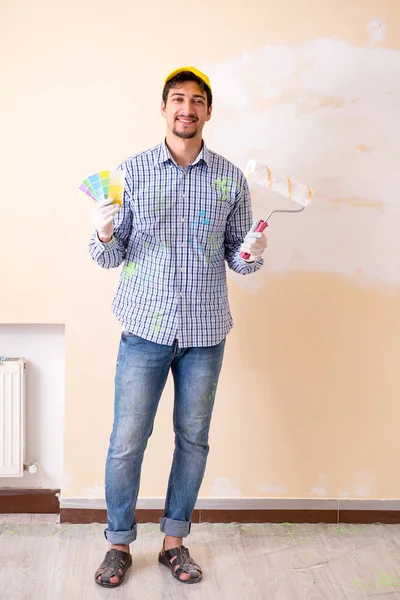 Målare man måla väggen hemma — Stockfoto