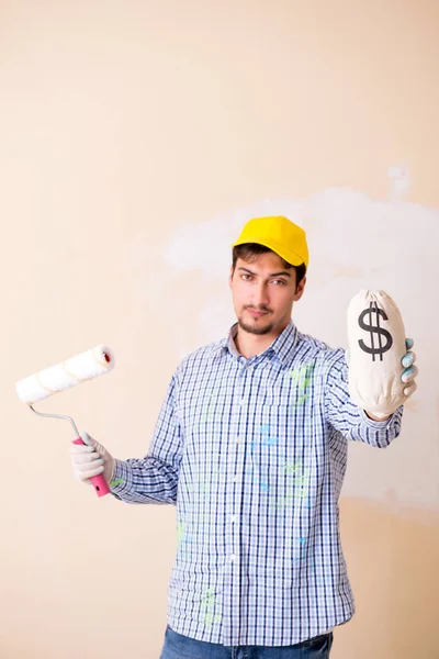 Pintor hombre pintando la pared en casa — Foto de Stock