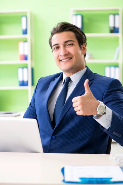 Empresário que trabalha no escritório — Fotografia de Stock