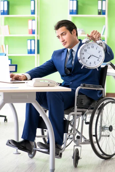 在办公室工作的残疾商人 — 图库照片