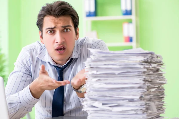 Zakenman heeft problemen met papierwerk en werklast — Stockfoto