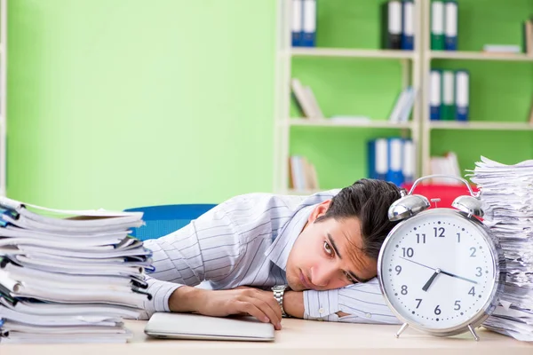 Geschäftsmann hat Probleme mit Papierkram und Arbeitsbelastung — Stockfoto