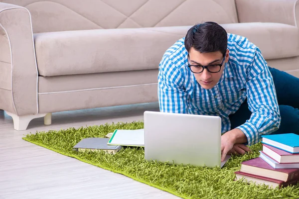 Estudiante haciendo MBA distancia formación en línea — Foto de Stock