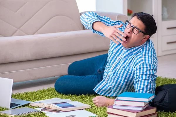 Evde sınava hazırlanan genç bir öğrenci.