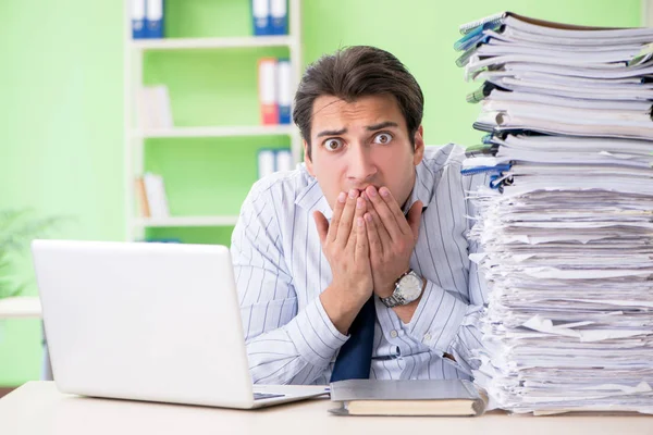 İş adamının evrak işleri ve iş yükü ile ilgili sorunları var