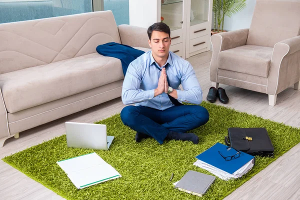 Businessman taking work home and working overtime — Stock Photo, Image