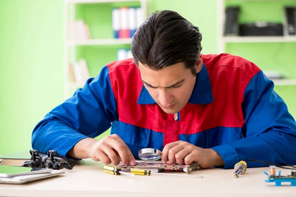 Bilgisayar mühendisi bozuk masaüstünü onarıyor