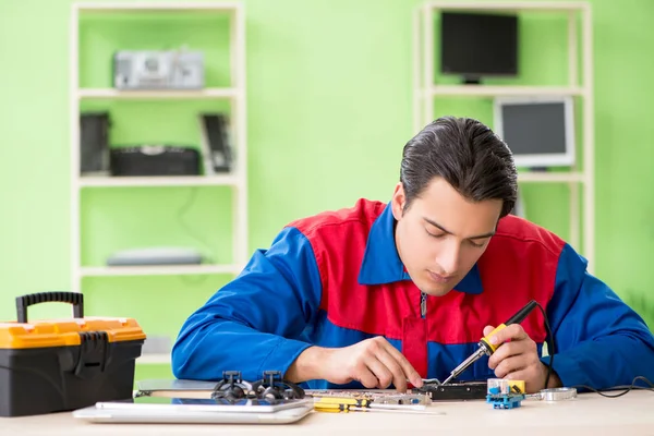 Bilgisayar mühendisi bozuk masaüstünü onarıyor