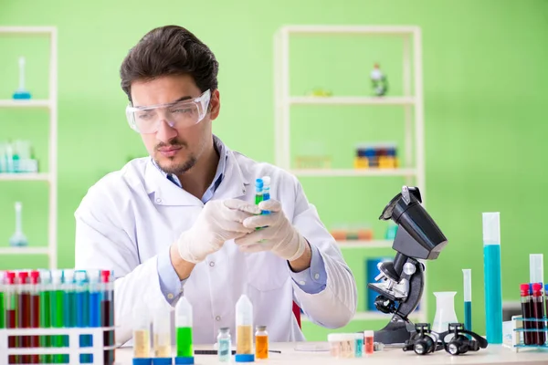 Homem químico que trabalha no laboratório — Fotografia de Stock