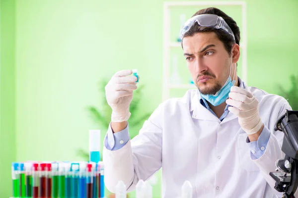 Man chemicus werkt in het lab — Stockfoto