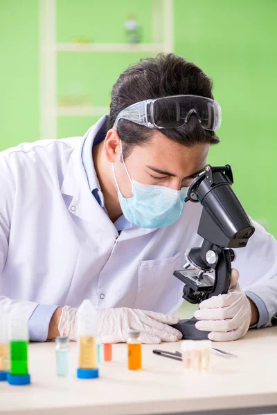 Hombre químico trabajando en el laboratorio — Foto de Stock