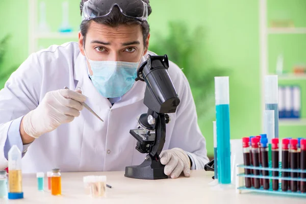 Homem químico que trabalha no laboratório — Fotografia de Stock