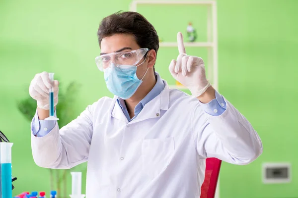 Hombre químico trabajando en el laboratorio —  Fotos de Stock
