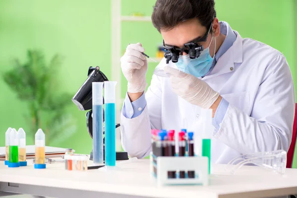 Man chemist working in the lab — Stock Photo, Image