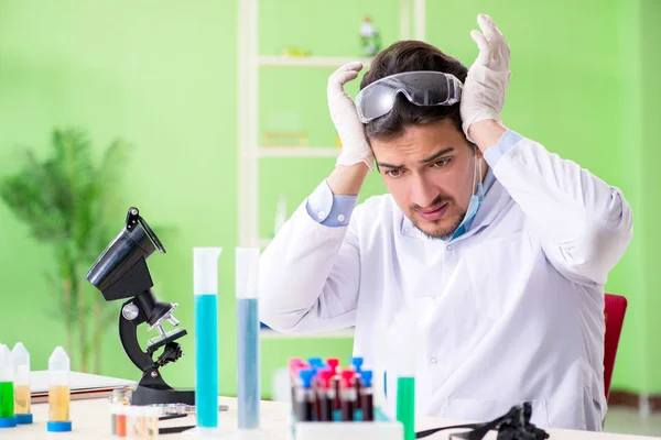 Chimico uomo che lavora in laboratorio — Foto Stock