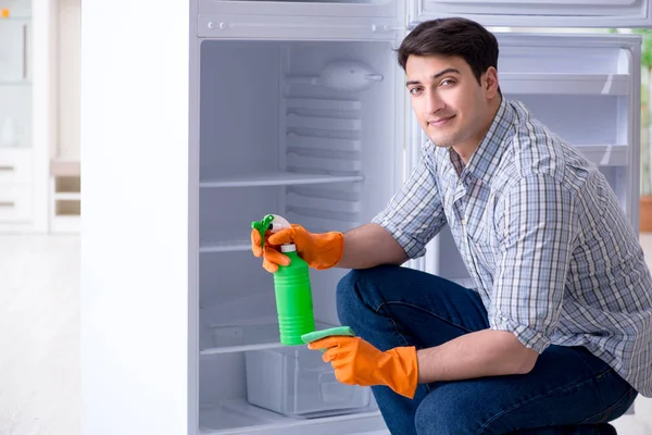 Man schoonmaken koelkast in hygiëne concept — Stockfoto