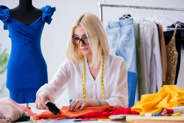 Mulher alfaiate trabalhando em novos desenhos vestido — Fotografia de Stock