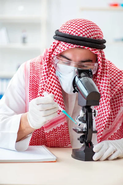 Químico árabe trabalhando no escritório do laboratório — Fotografia de Stock