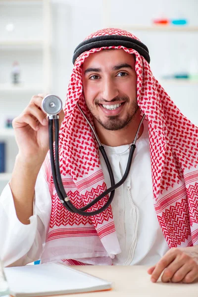 Arabische Saoedi-arts met de stethoscoop in ziekenhuis — Stockfoto