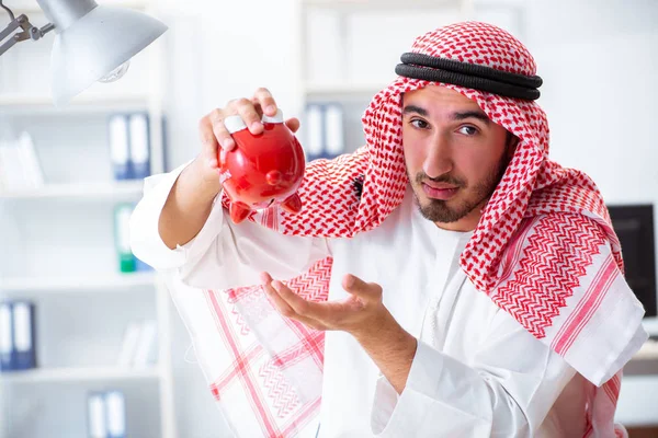 Ofiste çalışan Arap işadamı. — Stok fotoğraf