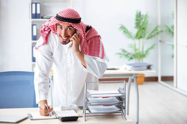 Homme d'affaires arabe travaillant dans le bureau — Photo