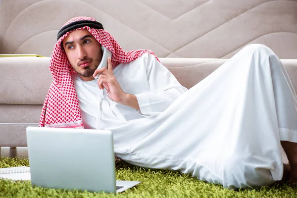 Hombre árabe trabajando en casa en su trabajo — Foto de Stock