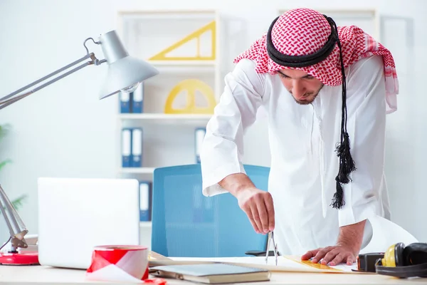 Arap mühendis yeni proje üzerinde çalışıyor