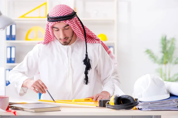 Arap mühendis yeni proje üzerinde çalışıyor