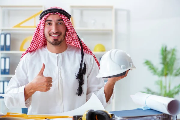 Arabisk ingeniør arbejder på nyt projekt - Stock-foto