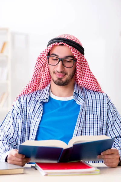 Arabische student bereidt zich voor op universitaire examens — Stockfoto