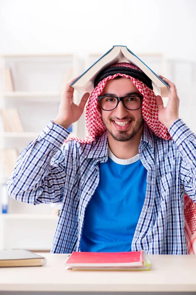 准备大学考试的阿拉伯学生 — 图库照片