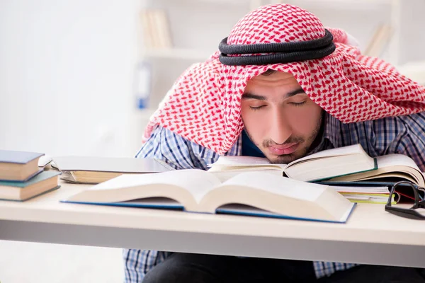 Üniversite sınavlarına hazırlanan Arap öğrenci