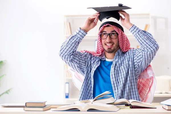 Arabische Studentin bereitet sich auf Universitätsprüfungen vor — Stockfoto