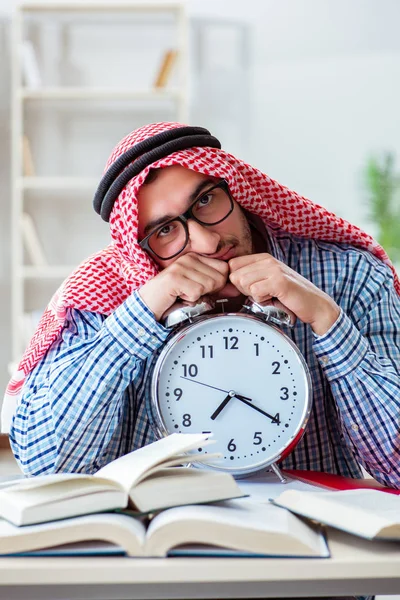 Studente arabo preparazione per gli esami universitari — Foto Stock