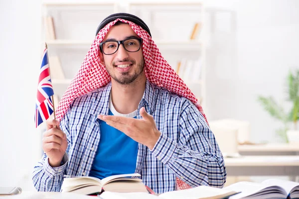 Estudante árabe estudando língua inglesa — Fotografia de Stock