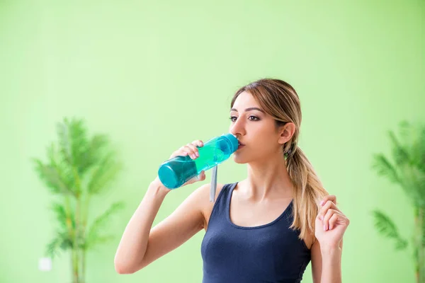 Frau macht Übungen zu Hause — Stockfoto